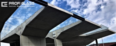 Szkło i beton zawieszone nad głowami pasażerów